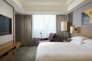 Postel nebo postele na pokoji v ubytování Renaissance Johor Bahru Hotel