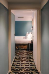 Letto o letti in una camera di Hotel Eiffel Blomet