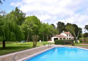 ein Swimmingpool vor einem Haus in der Unterkunft Ancienne gare rénovée - Clévacances 2 Clés in Réaup