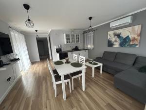 salon ze stołem i kanapą w obiekcie Bodza Apartmanház w mieście Harkány