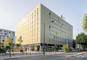 a large building on a city street with at B&B HOTEL Bordeaux Centre Bègles in Bègles