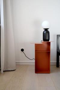 a table with a lamp on it in a room at Schickes Apartment in Zwickau direkt am Römerplatz in Zwickau