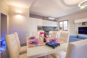 a kitchen and dining room with a table and chairs at Casa Vacanza da Nicolo in Pallanza