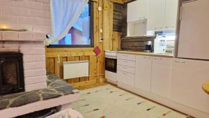 Kuchyň nebo kuchyňský kout v ubytování Mairen aito mökki