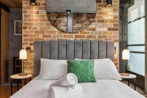 Llit o llits en una habitació de Modern & Stylish 3BR in Redfern