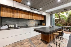 Cuina o zona de cuina de Modern & Stylish 3BR in Redfern