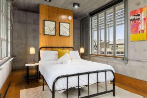 Llit o llits en una habitació de Modern & Stylish 3BR in Redfern