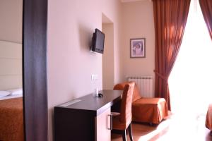 Televízia a/alebo spoločenská miestnosť v ubytovaní Hotel Nautilus