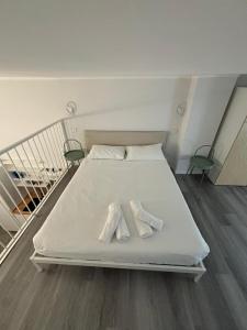 Una cama con dos toallas en una habitación en Corsico Comfort Loft - Affitti Brevi Italia, en Corsico
