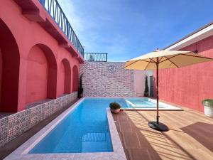 Bazén v ubytování Virawan pool kohlarn วิราวัน พูล รีสอร์ท ที่พักเกาะล้าน nebo v jeho okolí