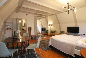 Un dormitorio con una cama y una mesa y sillas. en Dok Apartments, en Ámsterdam