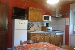 Kuchyň nebo kuchyňský kout v ubytování Agréable appartement au 1er étage avec terrasse, pour 4 personnes + 12 fotografií