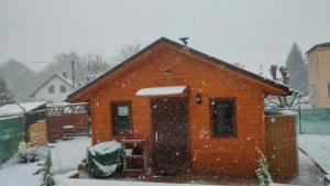 塞米利Tiny Treperka的院子里的雪覆盖的房子