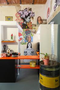 escritorio en una habitación con pinturas en la pared en Magma Home - Rooms & Roof, en Nápoles