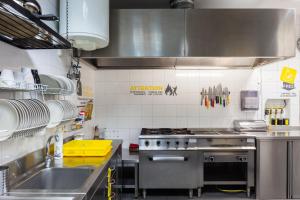 Kuchyň nebo kuchyňský kout v ubytování Yes Lisbon Hostel