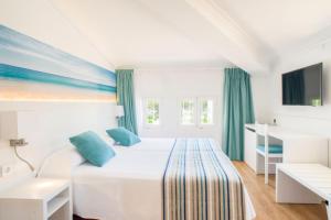Postel nebo postele na pokoji v ubytování Hotel Playas de Paguera