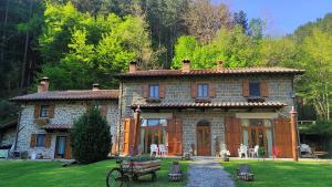 ein großes Steinhaus in der Mitte eines Hofes in der Unterkunft B&B Locanda l'Imposto in Pratovecchio