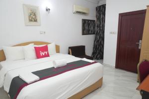 Ένα ή περισσότερα κρεβάτια σε δωμάτιο στο AOTEL HOTEL Ikeja