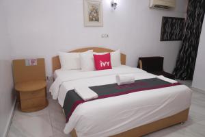 Ένα ή περισσότερα κρεβάτια σε δωμάτιο στο AOTEL HOTEL Ikeja