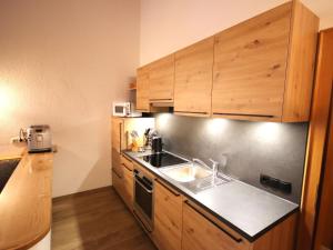 Kuchyňa alebo kuchynka v ubytovaní Apartment Piz Mundin by Interhome