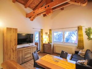 Televízia a/alebo spoločenská miestnosť v ubytovaní Apartment Piz Mundin by Interhome