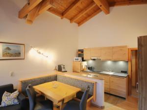 Kuchyňa alebo kuchynka v ubytovaní Apartment Piz Mundin by Interhome