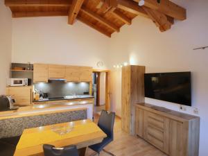 Kuchyňa alebo kuchynka v ubytovaní Apartment Piz Mundin by Interhome