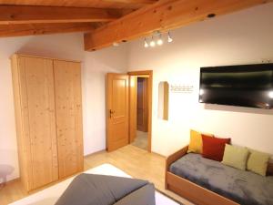 Televízia a/alebo spoločenská miestnosť v ubytovaní Apartment Piz Mundin by Interhome