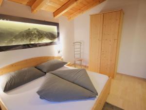 Posteľ alebo postele v izbe v ubytovaní Apartment Piz Mundin by Interhome