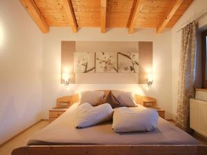 Posteľ alebo postele v izbe v ubytovaní Apartment Piz Mundin by Interhome