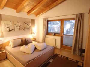 Posteľ alebo postele v izbe v ubytovaní Apartment Piz Mundin by Interhome