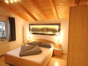 Posteľ alebo postele v izbe v ubytovaní Apartment Piz Mundin by Interhome