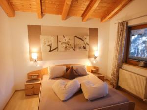 Posteľ alebo postele v izbe v ubytovaní Apartment Piz Mundin by Interhome