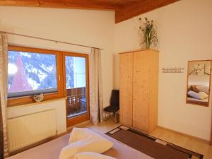 Posteľ alebo postele v izbe v ubytovaní Apartment Piz Mundin by Interhome