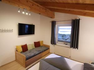 Televízia a/alebo spoločenská miestnosť v ubytovaní Apartment Piz Mundin by Interhome