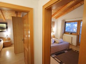 Posteľ alebo postele v izbe v ubytovaní Apartment Piz Mundin by Interhome