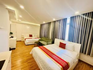 Postel nebo postele na pokoji v ubytování Phú Gia Hotel 99 Đường D1, KDC Him Lam, Tân Hưng, Quận7
