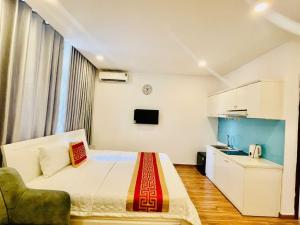 TV a/nebo společenská místnost v ubytování Phú Gia Hotel 99 Đường D1, KDC Him Lam, Tân Hưng, Quận7