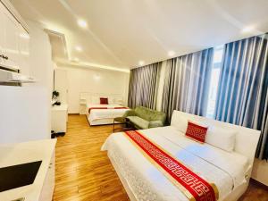 Postel nebo postele na pokoji v ubytování Phú Gia Hotel 99 Đường D1, KDC Him Lam, Tân Hưng, Quận7