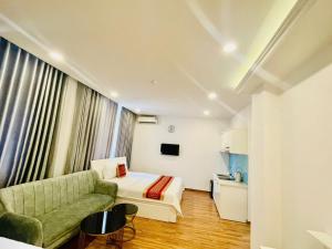 TV a/nebo společenská místnost v ubytování Phú Gia Hotel 99 Đường D1, KDC Him Lam, Tân Hưng, Quận7