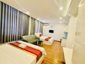 Postel nebo postele na pokoji v ubytování Phú Gia Hotel 99 Đường D1, KDC Him Lam, Tân Hưng, Quận7