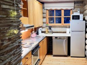 eine Küche mit Holzschränken und einer Steinwand in der Unterkunft Holiday Home Rukakolo by Interhome in Ruka