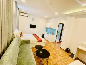 TV a/nebo společenská místnost v ubytování Phú Gia Hotel 99 Đường D1, KDC Him Lam, Tân Hưng, Quận7