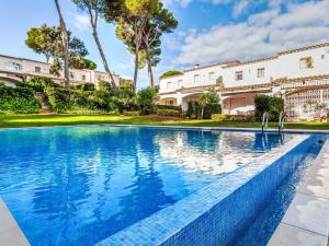 Bazén v ubytování Holiday Home Trebol Blanco by Interhome nebo v jeho okolí