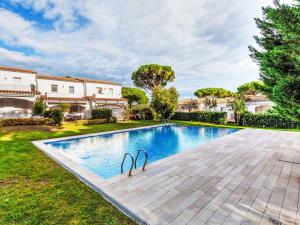 Bazén v ubytování Holiday Home Trebol Blanco by Interhome nebo v jeho okolí