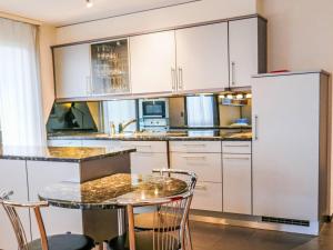 Kuchyň nebo kuchyňský kout v ubytování Apartment Résidence Sans Souci by Interhome