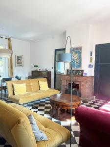 Una sala de estar con dos sofás y una chimenea. en Villa MICHITA proche plage by E&A, en Grand-Village-Plage