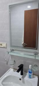 y baño con lavamanos, espejo y lavamanos. en Harmonia, en Tiflis 16 fotos más