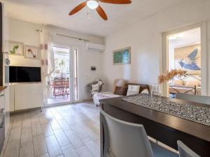 Kuchyň nebo kuchyňský kout v ubytování Apartment D4 - I1- Baia de Bahas by Interhome