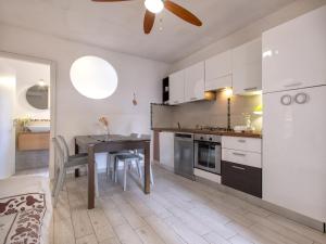 Kuchyň nebo kuchyňský kout v ubytování Apartment D4 - I1- Baia de Bahas by Interhome